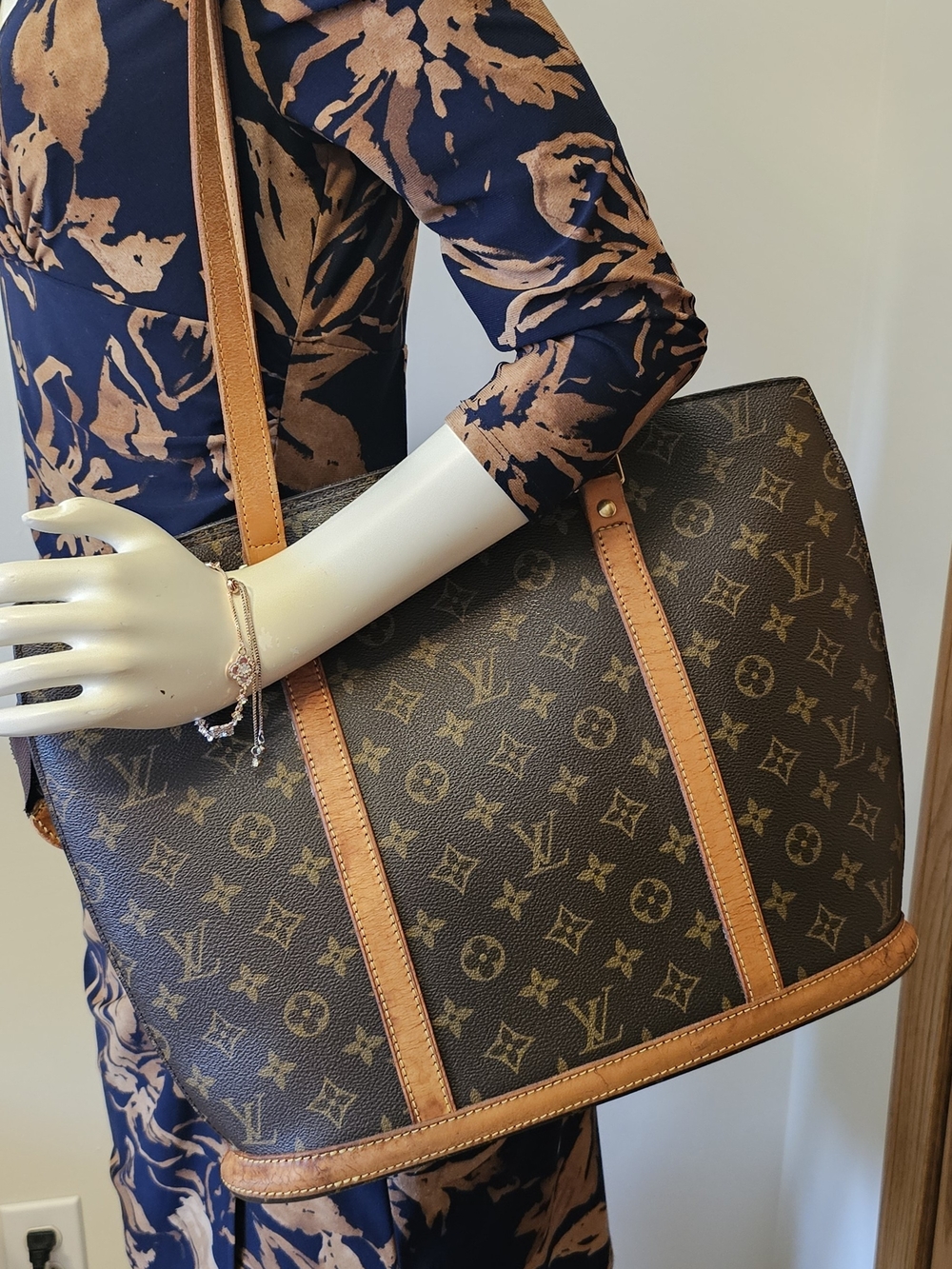 Louis Vuitton Babylone Tote Bag. - Picture 10 of 16